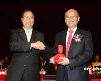 Preedintele Asociaiei ntreprinderilor cu Capital Taiwanez din Shanghai, Li Maosheng(d).